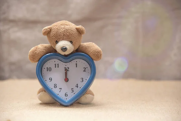 Medvídek s hodinami — Stock fotografie