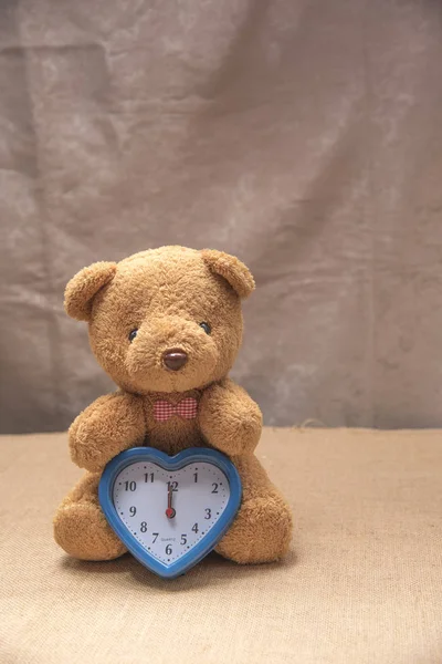 Медвежонок с часами — стоковое фото