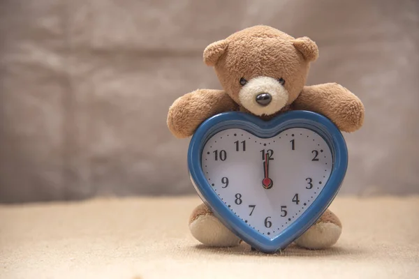 oyuncak ayı ile masa saati