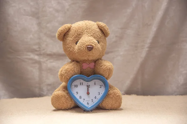 Peluche con reloj —  Fotos de Stock