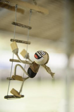 Hindistan cevizi kabuğu bebek telefon asmak için