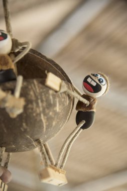 Hindistan cevizi kabuğu bebek telefon asmak için