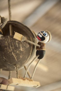 Hindistan cevizi kabuğu bebek telefon asmak için