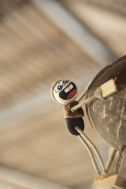 Hindistan cevizi kabuğu bebek telefon asmak için