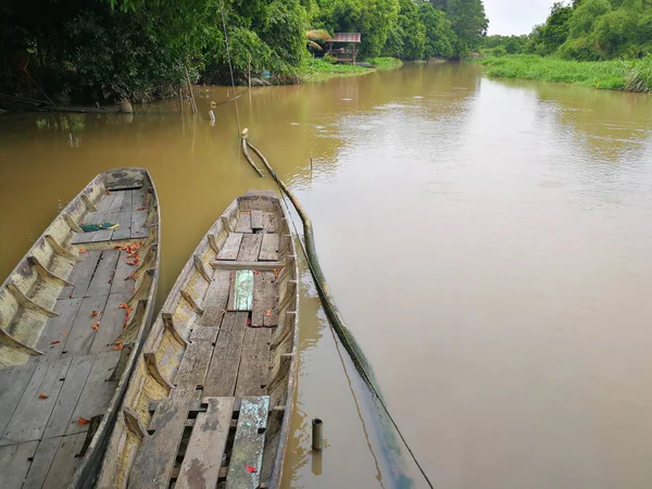 Nehre eski tekne Tay