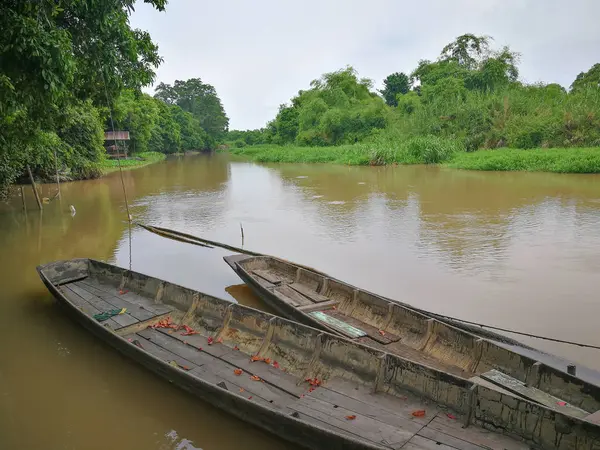 Nehre eski tekne Tay