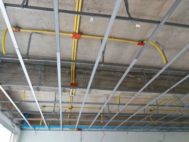 Tavan çerçeve ve kablolama boru yüklemek.