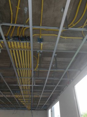 Tavan çerçeve ve kablolama boru yüklemek.