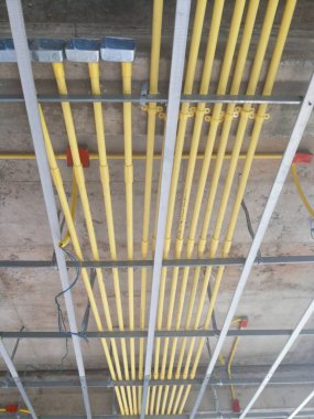 Tavan çerçeve ve kablolama boru yüklemek.