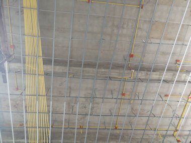 Tavan çerçeve ve kablolama boru yüklemek.