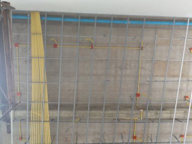 Tavan çerçeve ve kablolama boru yüklemek.