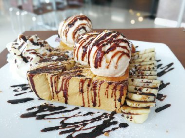 tatlı kek ile dondurma tost