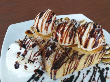 tatlı kek ile dondurma tost