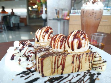 tatlı kek ile dondurma tost