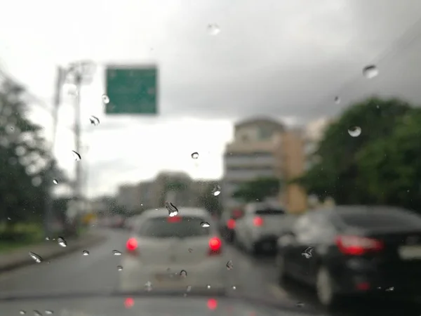 Lluvia mientras conduce —  Fotos de Stock