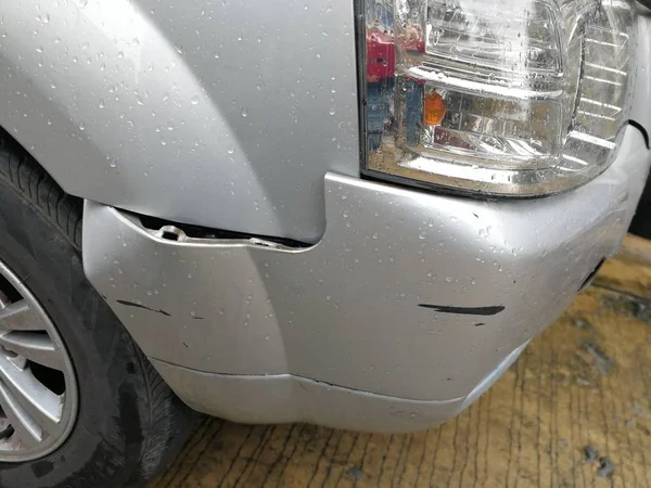 Parachoques delanteros después de un accidente de coche . — Foto de Stock