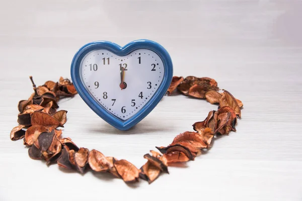 Clock, Straw flower on potpourri — Stock Photo, Image