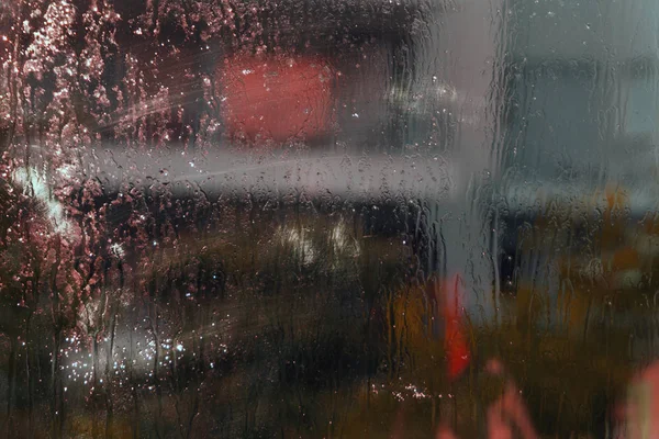 Nasses Fensterglas Mit Regentropfen Glänzendem Funkeln Und Blassen Abstrakten Bunten — Stockfoto