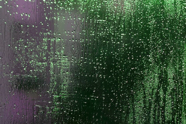 Vidro Verde Roxo Janela Molhada Com Gotas Chuva Brilhos — Fotografia de Stock