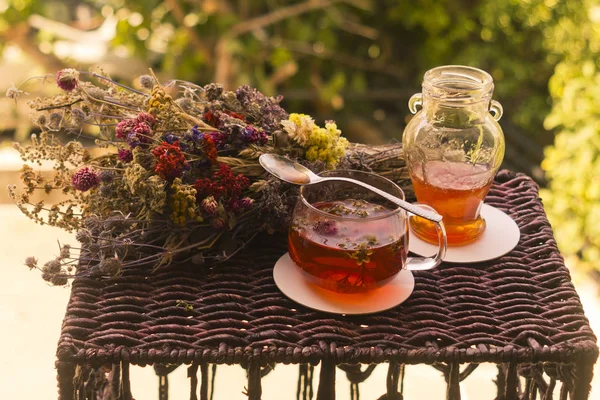 Стеклянная Чашка Травяного Чая Чайной Ложкой Маленькая Банка Меда Разноцветная — стоковое фото