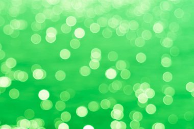 Soyut parlak yuvarlak ışıklar ve bokeh ile bulanık yeşil arkaplan