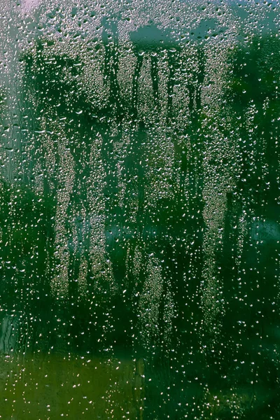 Vidrio Húmedo Con Muchas Gotas Agua Relucientes Desenfoque Verde Brillante — Foto de Stock