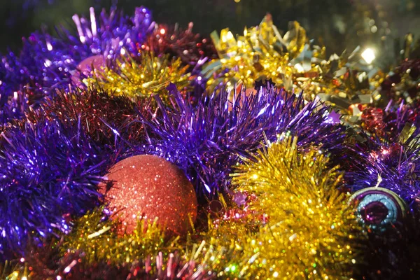 Φωτεινό Φόντο Λαμπερά Πολύχρωμα Tinsel Και Μπάλες Χριστουγέννων — Φωτογραφία Αρχείου