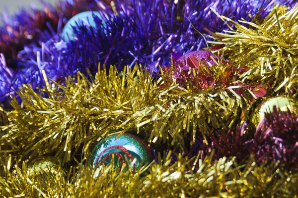 Φωτεινό Φόντο Λαμπερά Πολύχρωμα Tinsel Και Μπάλες Χριστουγέννων — Φωτογραφία Αρχείου