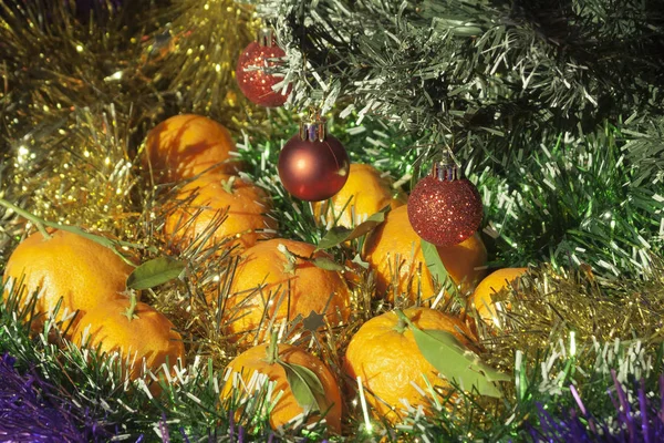 Ώριμα Πορτοκαλί Μανταρίνια Που Βρίσκονται Κάτω Από Χριστουγεννιάτικο Δέντρο Γυαλιστερό — Φωτογραφία Αρχείου