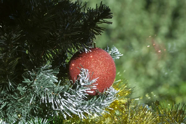 Nahaufnahme Einer Roten Kugel Auf Einem Künstlichen Weihnachtsbaum Mit Gelbem — Stockfoto