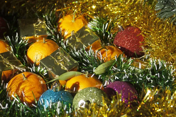 Πολύχρωμα Χριστουγεννιάτικα Μπιχλιμπίδια Μικρά Χρυσά Κουτιά Δώρων Και Ώριμα Πορτοκαλί — Φωτογραφία Αρχείου