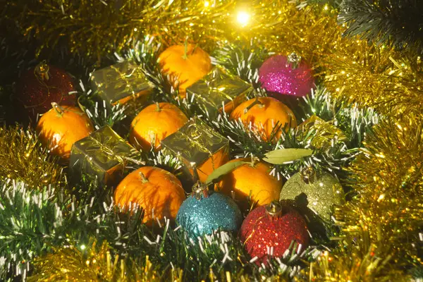 Palline Natale Multicolore Piccole Scatole Regalo Oro Mandarini Arancioni Maturi — Foto Stock