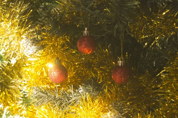 Λαμπερό Κόκκινο Μπάλες Χριστούγεννα Και Αφρώδη Κίτρινο Tinsel Λαμπερό Φως — Φωτογραφία Αρχείου