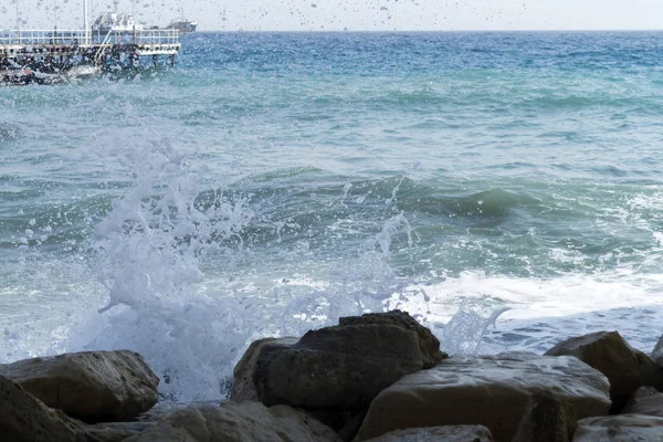 Deniz Dalgası Beyaz Kayalara Sıçrıyor Rıhtımda Gemiler Var — Stok fotoğraf