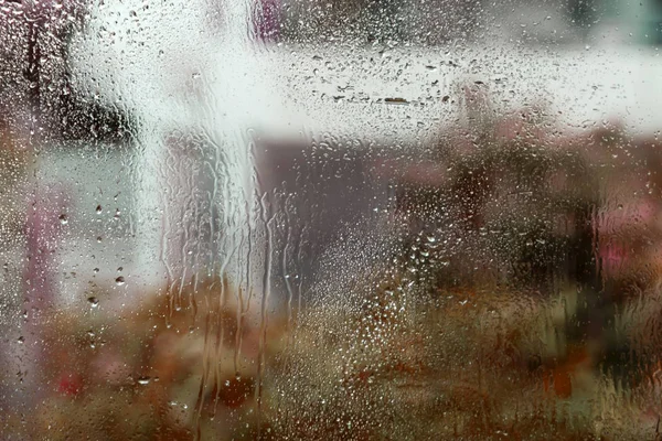 Nasses Fensterglas Mit Wassertropfen Und Abstrakten Unschärfen Und Silhouetten — Stockfoto