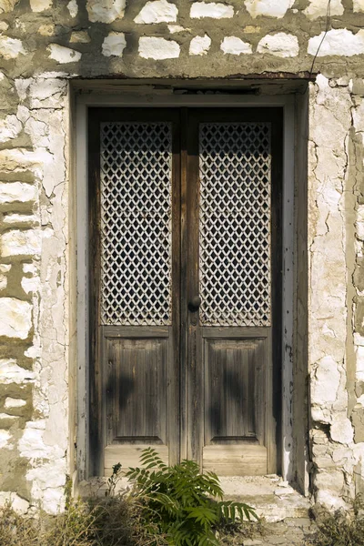 Vecchia Porta Ingresso Legno Con Griglia Metallo Muro Pietra — Foto Stock