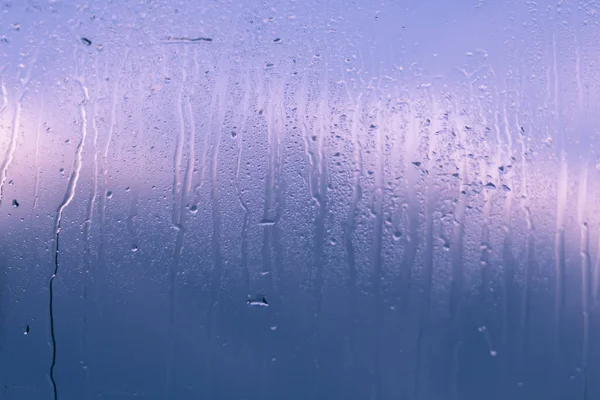 Vidro Janela Molhado Azul Rosa Com Gotas Água Gotejamento — Fotografia de Stock