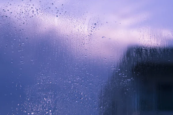 Nasses Fensterglas Mit Wassertropfen Tropfen Und Einer Verschwommenen Dunklen Form — Stockfoto