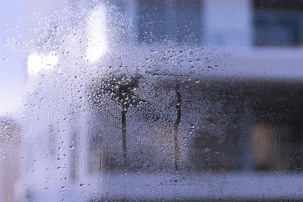 Nasses Fensterglas Mit Wassertropfen Und Verschwommenen Formen Und Silhouetten — Stockfoto