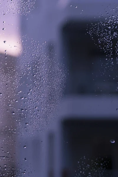 Nasses Fensterglas Mit Wassertropfen Und Verschwommenen Formen Und Silhouetten — Stockfoto