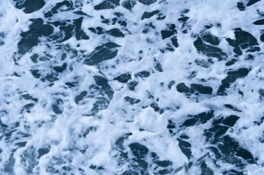 Beyaz köpük şeklinde soyut şekilli deniz suyu yüzeyi
