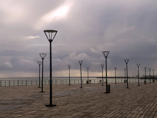 Pier Mare Vuoto Con Lampioni Cielo Buio Nuvoloso Una Giornata — Foto Stock