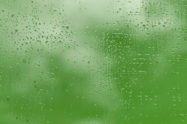 Grünes Nasses Fensterglas Mit Wassertropfen Und Tropfen — Stockfoto