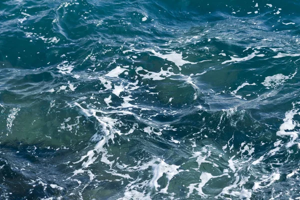 波と白い泡の青い海の水面 — ストック写真
