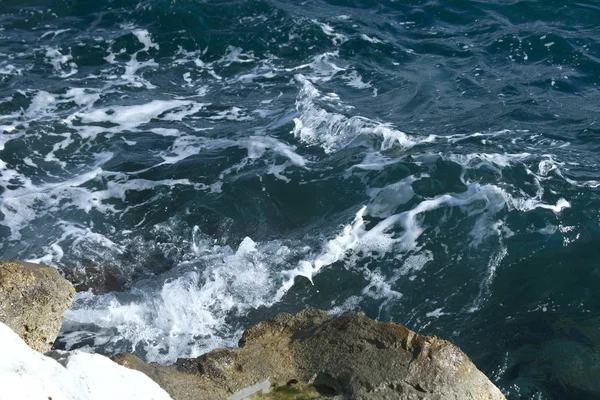 Blaue Meerwasseroberfläche Mit Wellen Weißem Schaum Und Nassen Felsen — Stockfoto