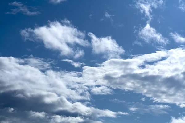 Strahlend Blauer Himmel Mit Den Weißen Flauschigen Wolken — Stockfoto