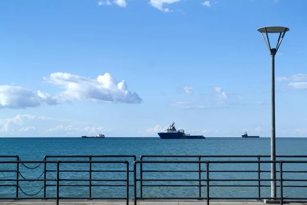 Mare Azzurro Cielo Con Nuvole Tre Navi All Orizzonte Lampione — Foto Stock