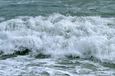 Fırtına sırasında dalgalı ve beyaz köpüklü bir deniz suyu yüzeyine yakın çekim