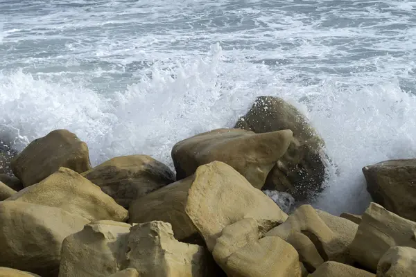 白色海浪拍打的黄色岩石 — 图库照片
