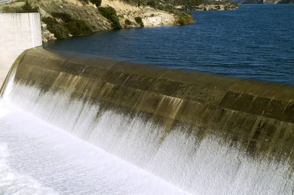 Primo Piano Dell Acqua Che Cade Sulla Diga Kouris Cipro — Foto Stock